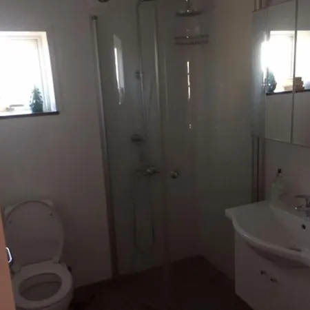 Idyllisk Anneks, Hvor Lejer Har Eget Hus.